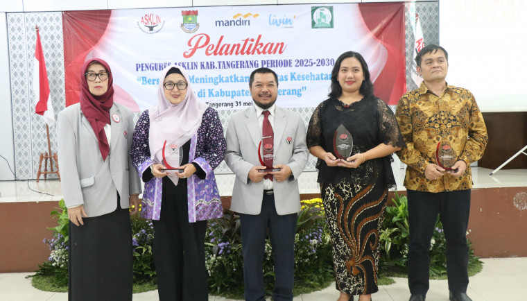 Wakil Bupati (Wabup) Tangerang, Intan Nurul Hikmah foto bersama usai menghadiri acara pelantikan Pengurus Asosiasi Klinik Kabupaten Tangerang Masa Bakti 2025-2030, di Pendopo Bupati Ki Samauan Kota Tangerang, Sabtu (31/5).