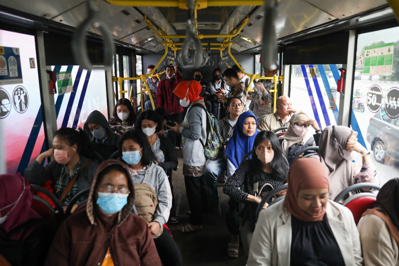 ASN DKI Jakarta Setiap Rabu Patuh Naik Angkutan Umum Suasana penumpang Transjakarta. Foto : Ist