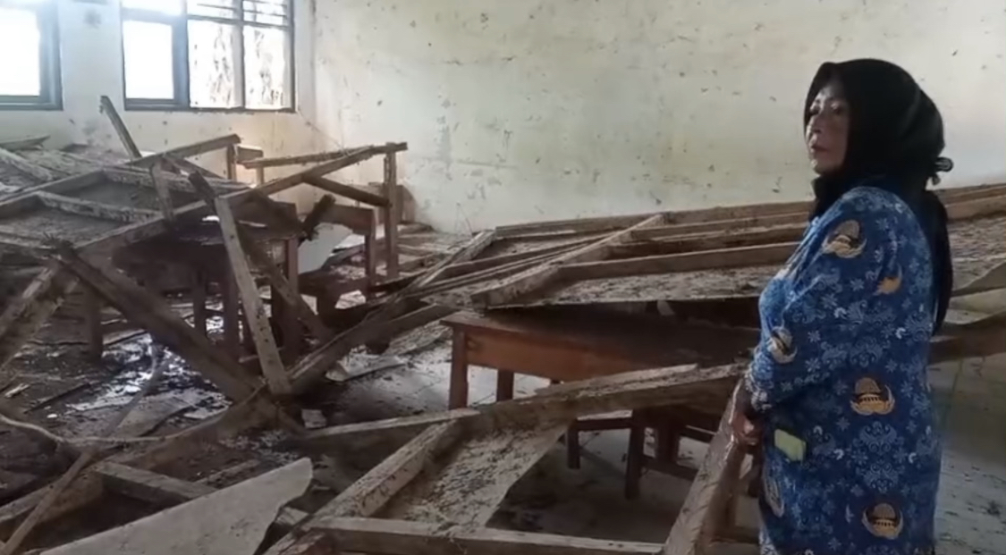 Kepala SDN 3 Cikayas, Dewi Setiawati sedang menunjukan kondisi ruang kelas 2, pasca atap plafon ruang kelas itu terjadi ambruk, Senin (2/6).