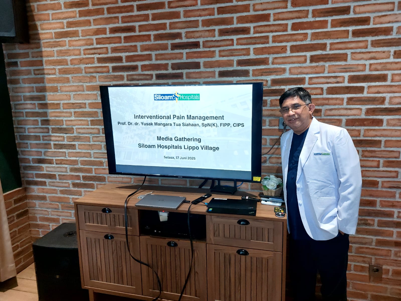 Atasi Nyeri Kronis Tanpa Operasi, Siloam Hospitals Lippo Village Hadirkan Layanan Manajemen Intervensi Dokter Spesialis Neurologi Sub Spesialis Neurologi Nyeri Siloam Hospitals Lippo Village, Prof Dr. dr. Yusak MT Siahaan. (tangselpos.id/rmn)