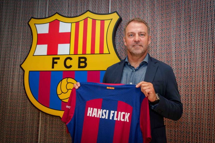 Hansi Flick arsitek Barca Pelatih Terbaik Liga Spanyol musim 2024/25. Foto : Ist