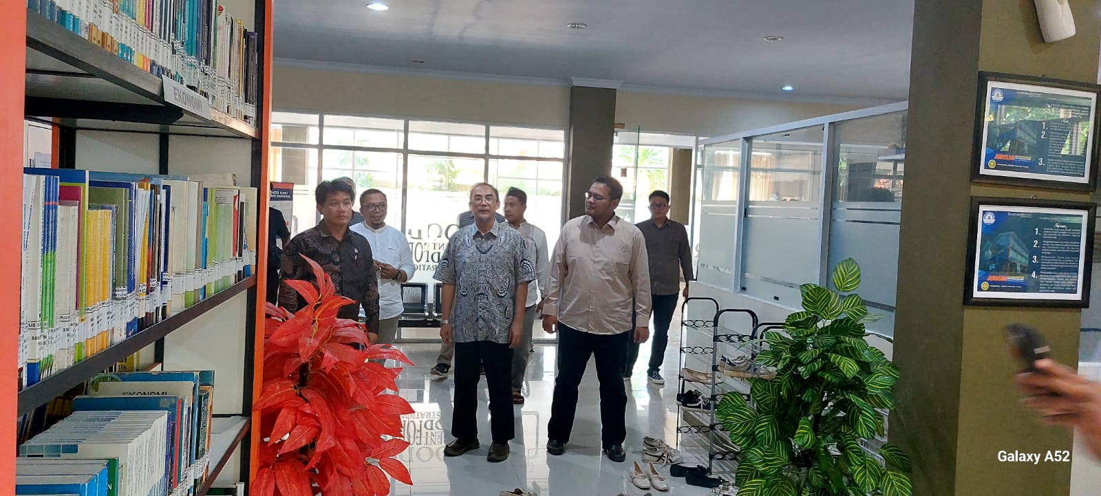 Bonnie Triyana Dukung Kampus STIA Banten Menjadi Institut Anggota Komisi X DPRI Dapil Banten 1, Bonnie Triyana memenuhi undangan STIA Banten untuk melakukan diskusi dan sharing tentang pengembangan kampus, Jumat (13/6/2025).(Istimewa)