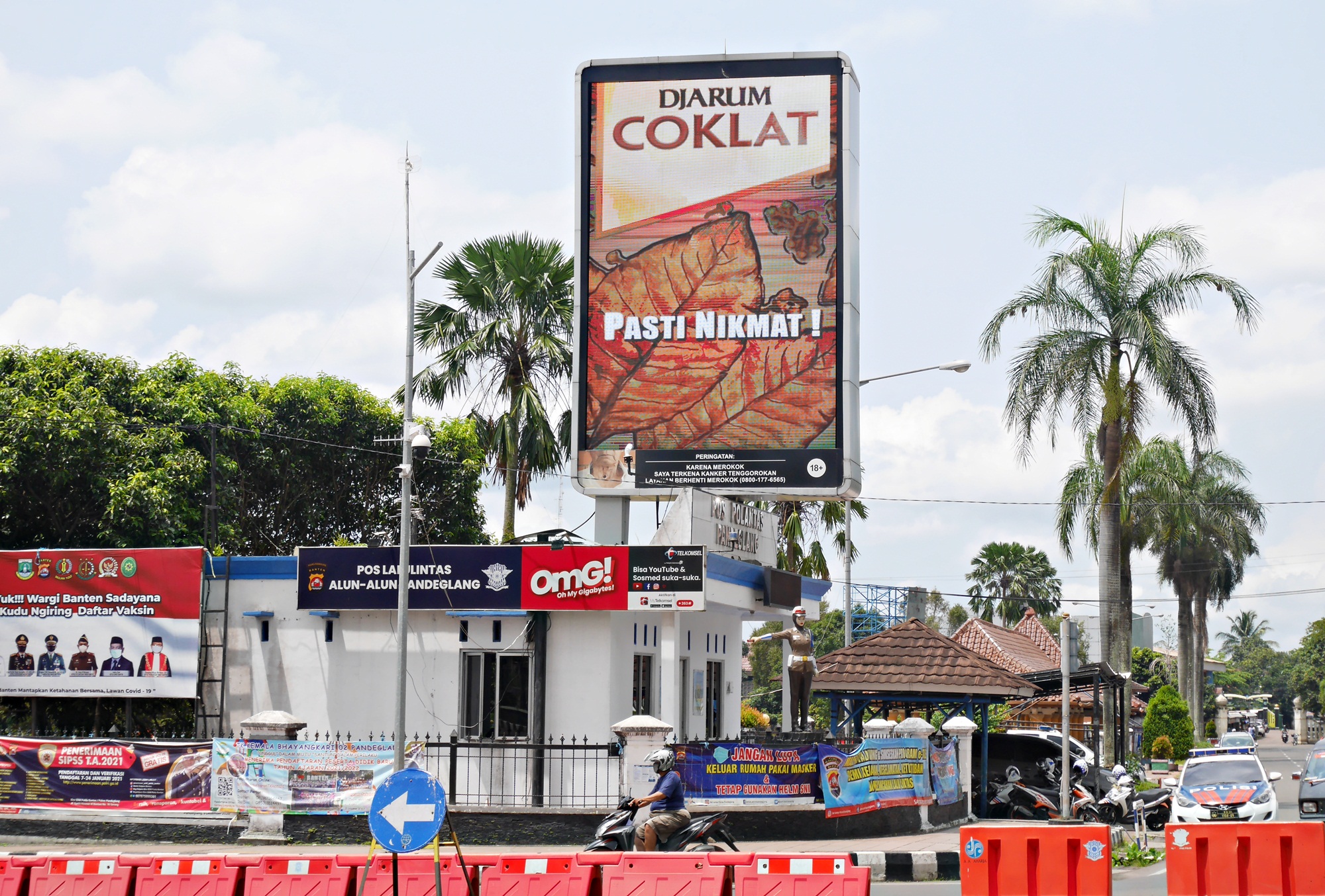 BPK Sebut Pengelolaan Pajak Reklame di Pandeglang Belum Tertib Reklame berisi iklan rokok terpasang di atas Pos Polisi Alun-alun Pandeglang. BPK RI Banten menyebut pengelolaan pajak reklame di Pandeglang belum tertib.(Ari Supriadi-tangselpos.id)