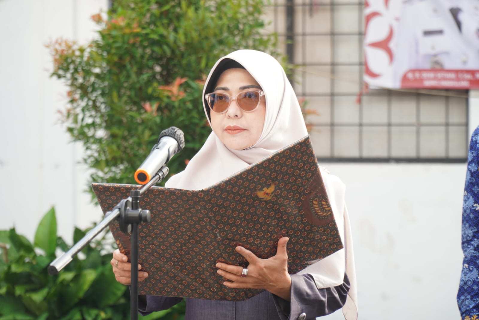Bupati Pandeglang, R. Dewi Setiani, saat menjadi pembina upacara peringatan Hari Lahir Pancasila, di Lapangan Apel Setda Pandeglang, (2/6/2025).(Istimewa)