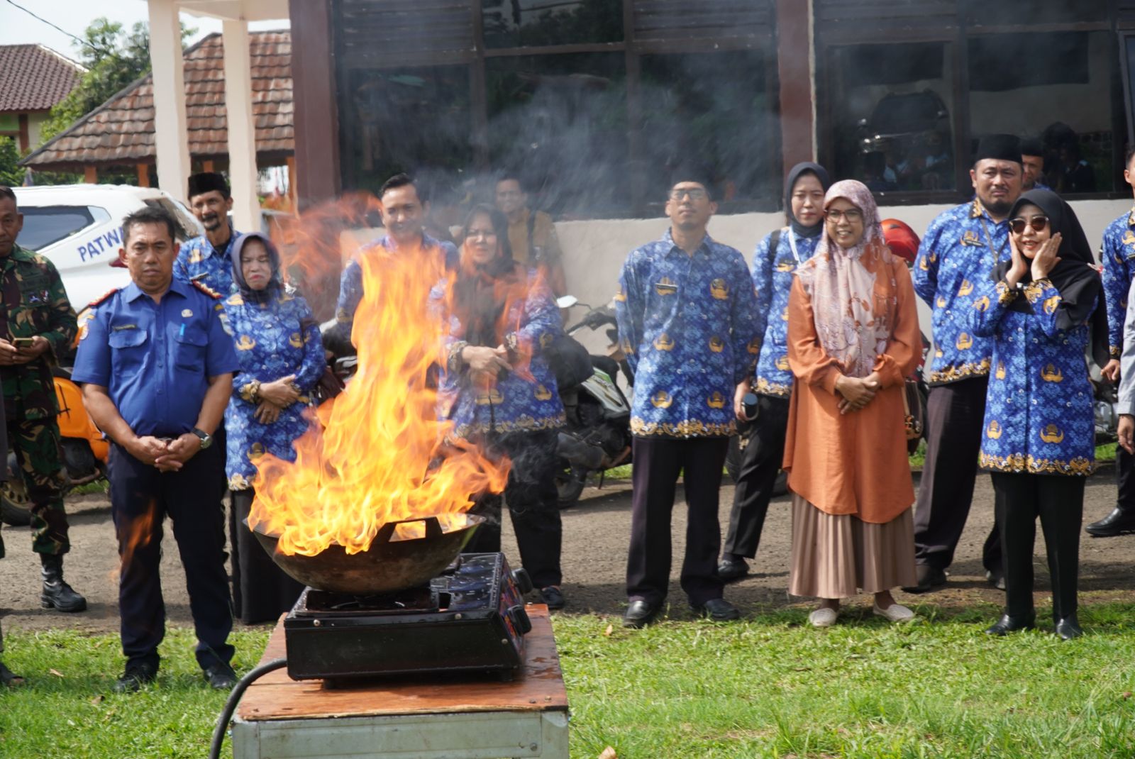 Bupati Dewi : Edukasi Penanganan Kebakaran Sangat Penting Disaksikan Bupati Pandeglang bersama jajarannya dan masyarakat, pihak Pemadam Kebakaran Kabupaten Pandeglang sedang menunjukan cara penanganan api yang membesar di kompor, kemarin.