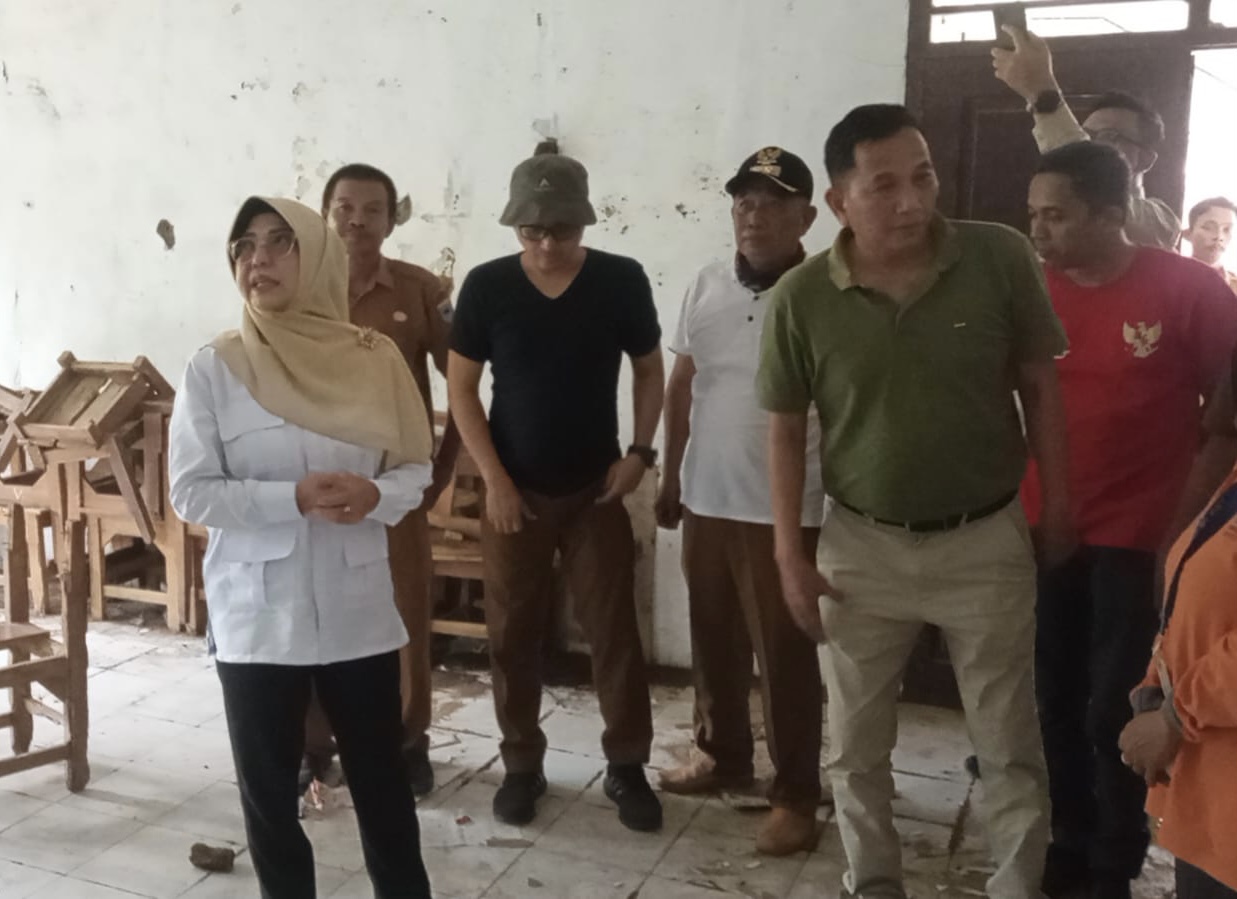 Bupati Dewi Gercep Longok SDN 3 Cikayas Bupati Pandeglang Raden Dewi Setiani, didampingi jajarannya sedang melongok kondisi gedung SDN 3 Cikayas yang ambruk, Selasa (3/6)