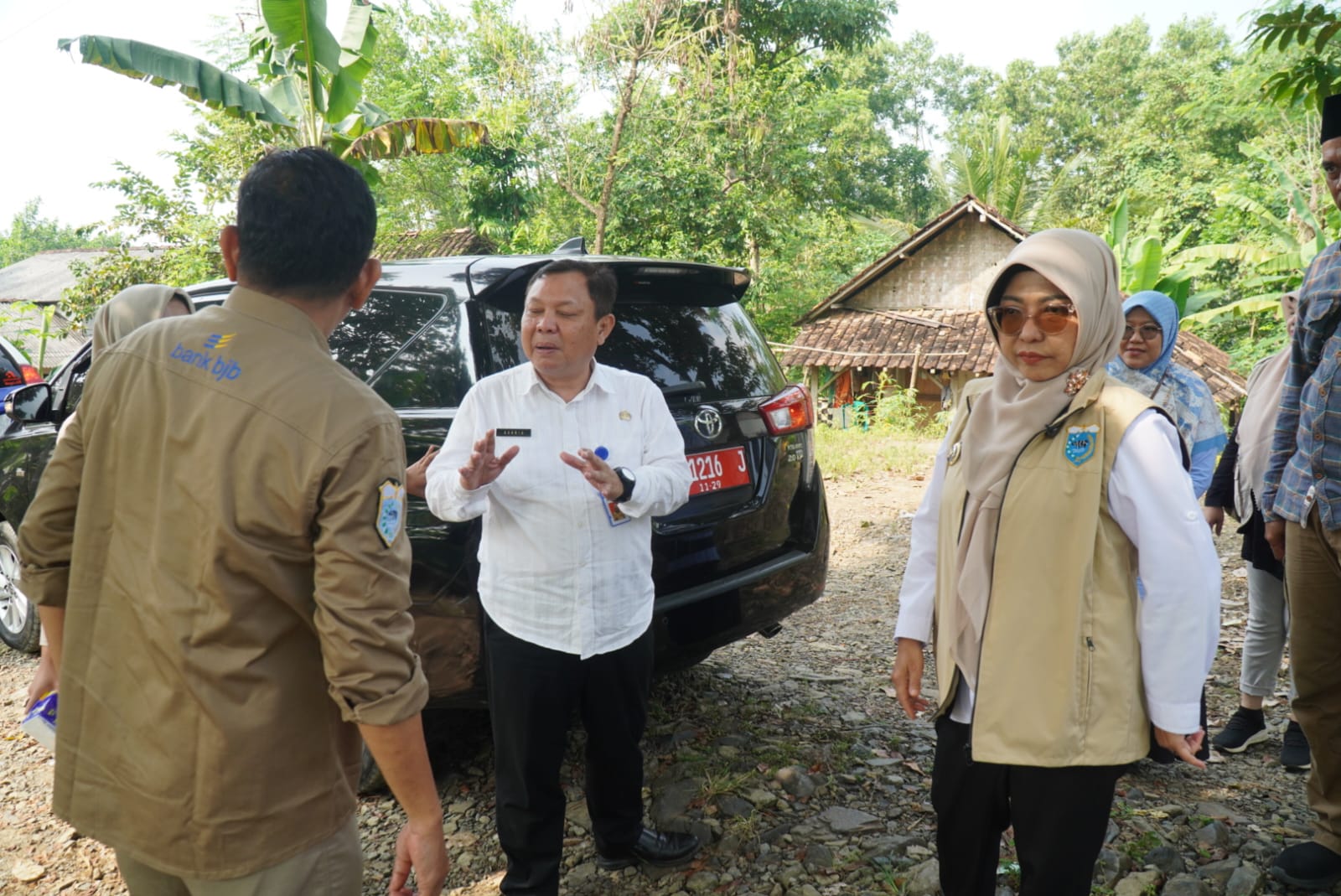Bupati Dewi Tinjau Lokasi Pembangunan Sekolah Rakyat di Cibaliung Bupati Pandeglang, R. Dewi Setiani, meninjau lahan seluas lima hektare yang akan dijadikan lokasi pembangunan Sekolah Rakyat (SR), di Kampung Cente, Desa Mendung, Kecamatan Cibaliung, Jumat (13/6/2025). (Istimewa)