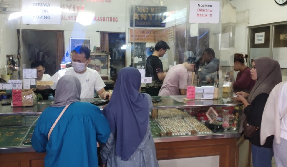 Butuh Biaya Sekolah, Emak-emak Rela Jual Emas Suasana salah satu toko emas di Pasar Rangkasbitung, Kabupaten Lebak, emak-emak sedang menjual aset emasnya, Rabu (25/6)