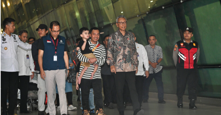 Cerita WNI Di Teheran Setelah Dievakuasi Kloter pertama yang terdiri dari 11 (sebelas) orang dari WNI yang dievakuasi dari Iran tiba di Bandara Soekarno-Hatta pada Selasa sore (24/06). Foto: Ist