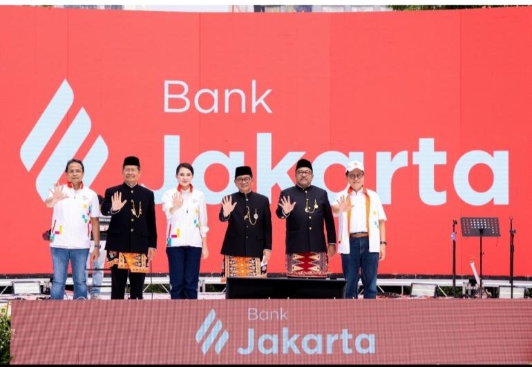 Dalam Rangka HUT DKI 498, Bank DKI Berubah Menjadi Bank Jakarta Gubernur DKI Jakarta Pramono Anung (no 4 dari kiri) saat meresmikan loga baru Bank Jakarta. Foto : Ist
