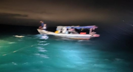 Damkar Evakuasi Kapal Pencari Ikan yang Hampir Tenggelam di Kepulauan Seribu Foto : Ist
