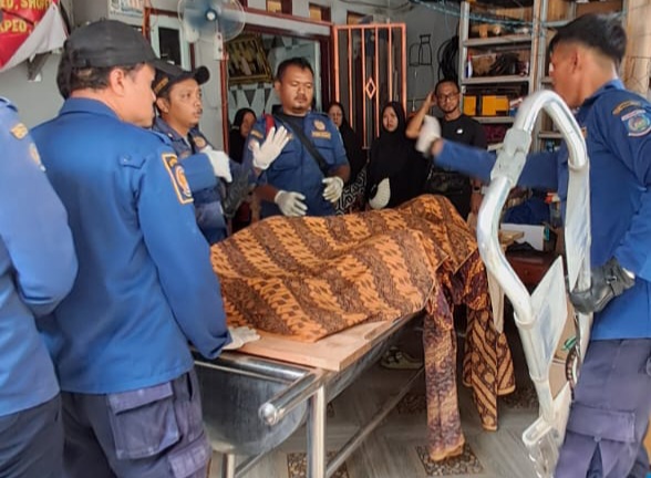Damkar Tangsel Evakuasi Jenazah 150 Kg di Pondok Aren Foto : Damkattangsel