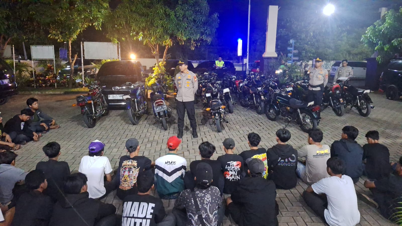 Polsek Cisauk mengamankan puluhan remaja diduga terlibat geng motor, Minggu (15/6)