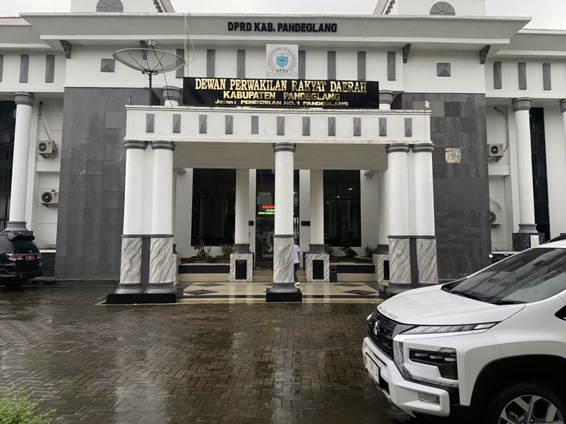 Diduga Setwan Pandeglang Palsukan Stempel dan Invoice Hotel Gedung DPRD Pandeglang terlihat megah dari tampak depan, dan situasinya terlihat sepi, Selasa (17/6).