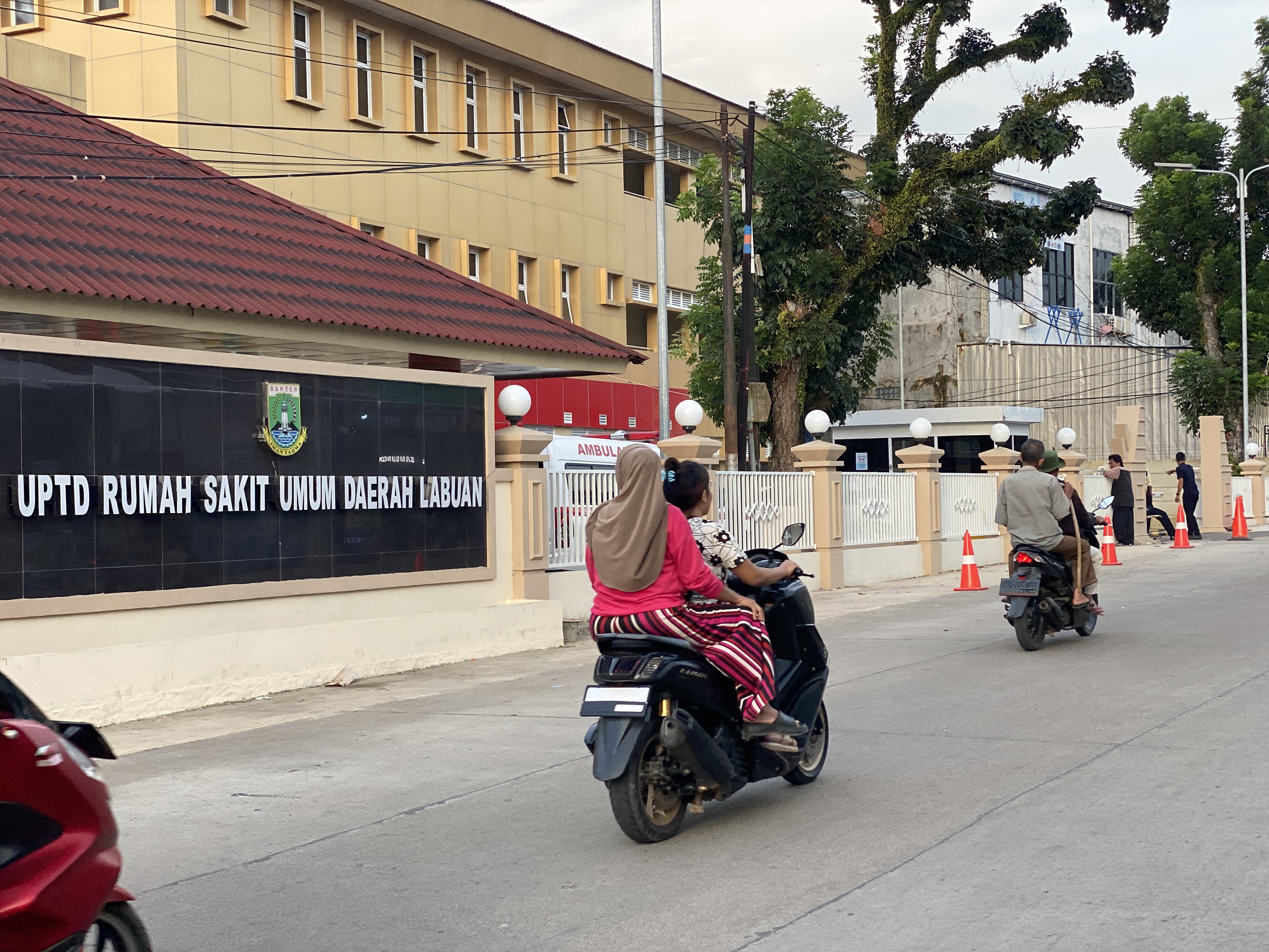 Diiming-iming Kerja Di RSUD Labuan, Belasan Warga Tertipu Warga sedang melintas di jalan raya Labuan-Pandeglang, tepatnya di depan UPTD RSUD Labuan, beberapa waktu lalu.