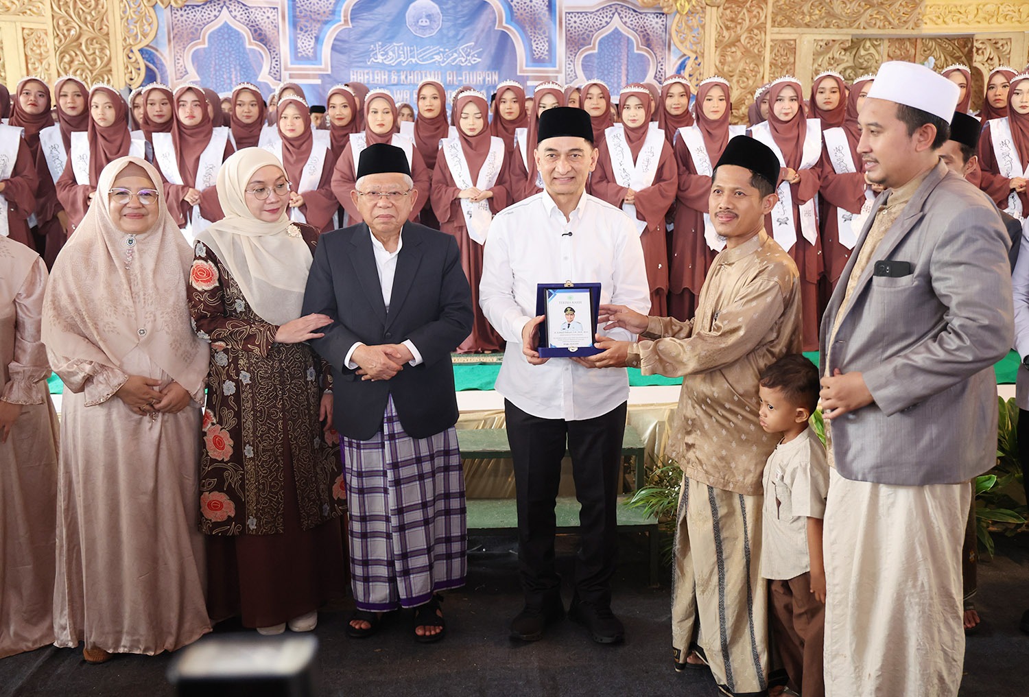 Dimyati Hadiri Haflah Khotmil Quran Ponpes Modern At-Thohiriyah Mantan Wapres KH Ma’ruf Amin beserta Wagub Banten Dimyati saat hadir pada acara di Pondok Pesantren Modern At-Thohiriyah Pelamunan, Kabupaten Serang. Foto : Humas Pemprov