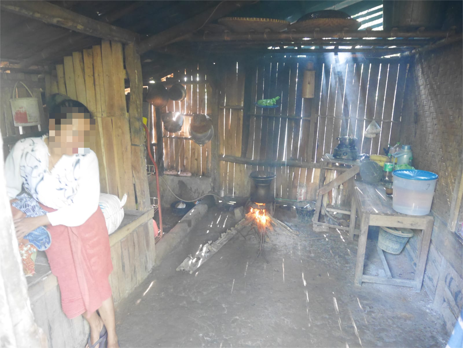 Dinsos Banten Targetkan 7.170 KPM PKH Bisa Graduasi Mandiri Salah satu warga kurang mampu tengah beraktivitas di dapur berlantaikan tanah di Desa Manglid, Kecamatan Cibitung, Kabupaten Pandeglang.(Ari Supriadi/tangselpos.id)