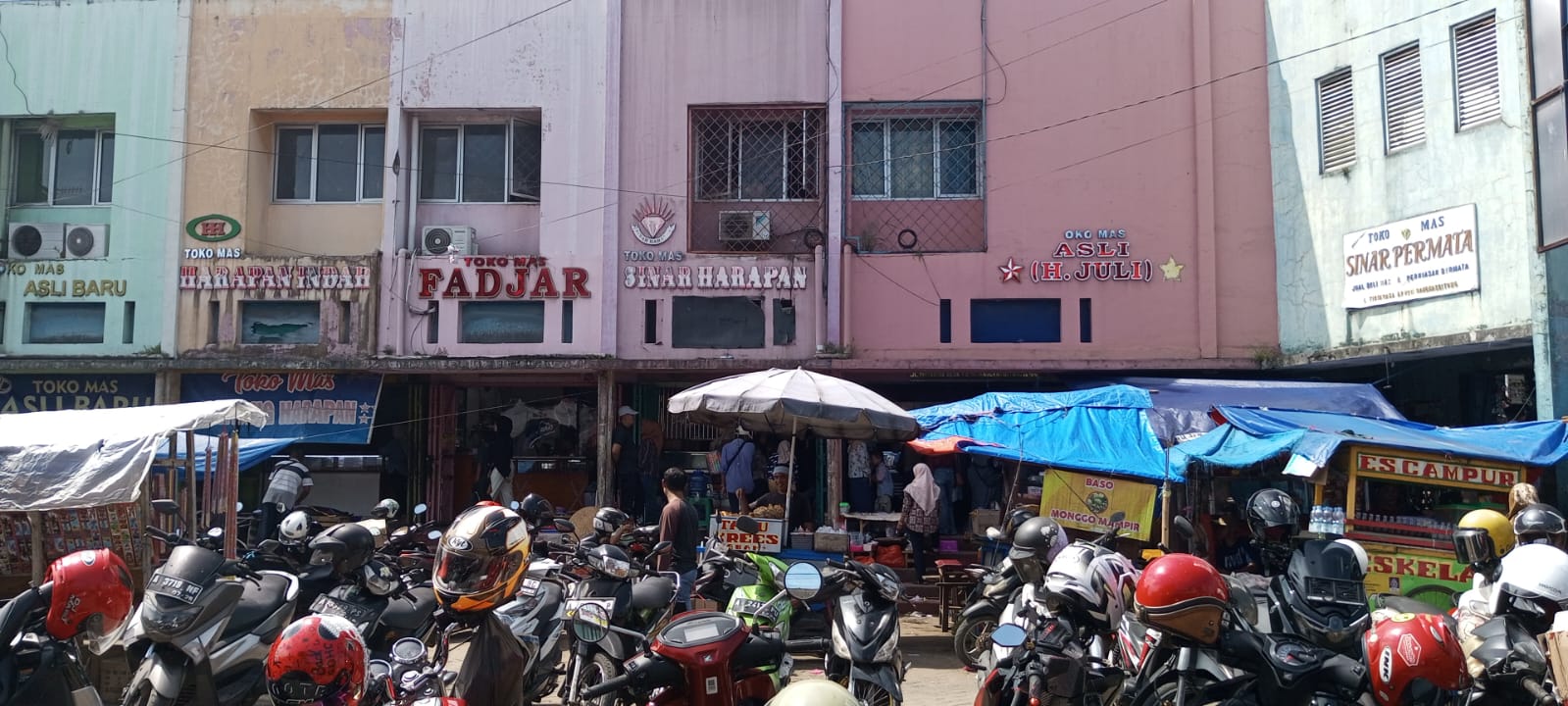 Disperindag Lebak Optimalkan Penerimaan PAD Aktivitas Pasar Rangkasbitung di Kabupaten Lebak, Minggu (1/6/2025). Disperindag Kabupaten Lebak, terus mengoptimalkan penerimaan target Pendapatan Asli Daerah (PAD), salah satunya dari sektor retribusi pasar