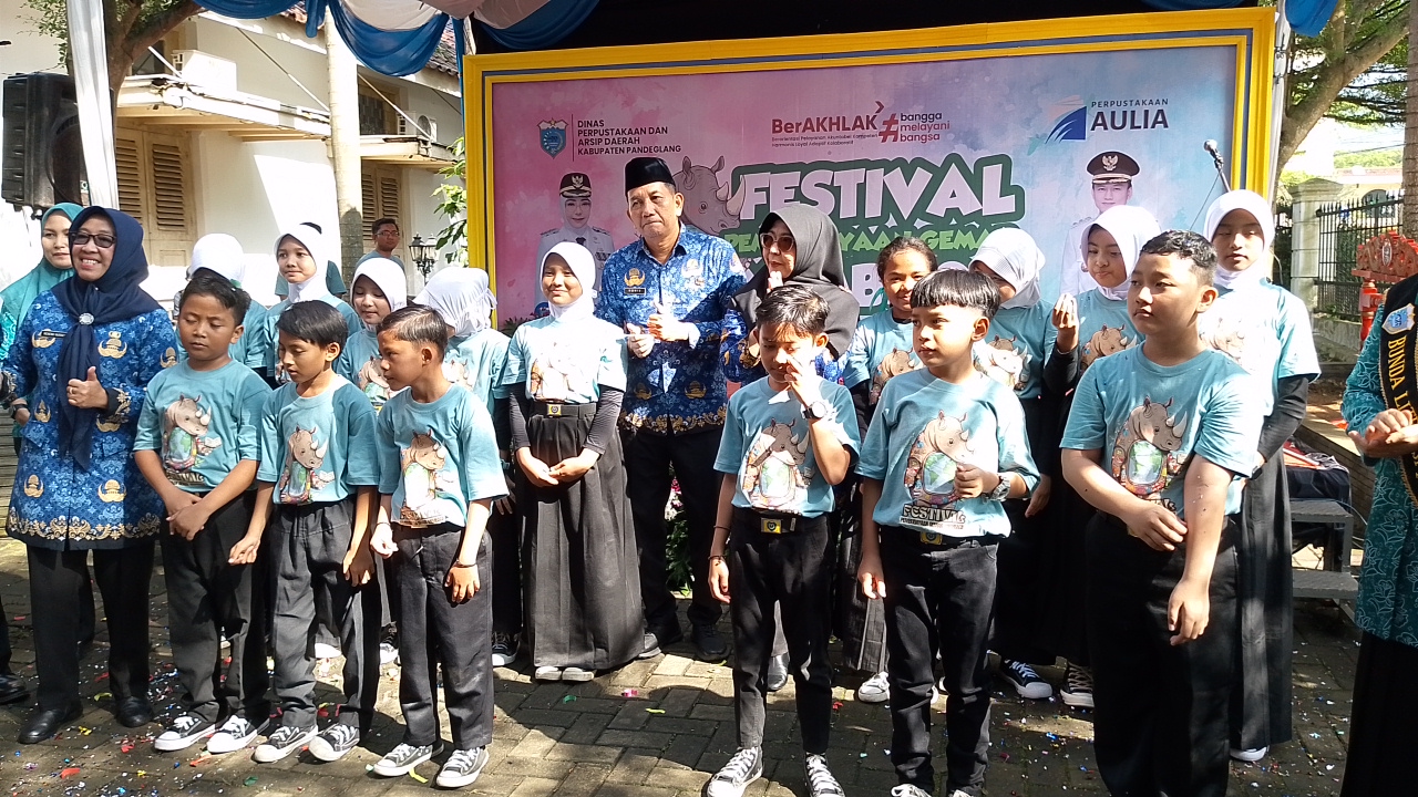 Dorong Minat Baca, Anak-anak Diajak Kompetisi Bupati Pandeglang Raden Dewi Setiani, didampingi Asda I Pemkesra dan Kepala Dispusip Pandeglang, sedang foto bersama dengan anak-anak saat acara Festival Kebudayaan Gemar Membaca, di halaman Perpustakaan Pandeglang, Selasa (17/6).
