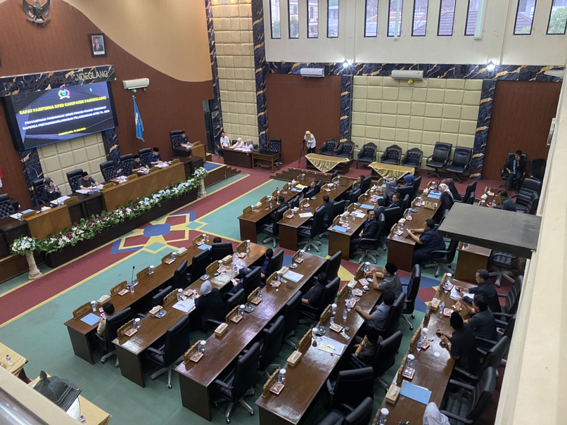BPKD Belum Terima Pengembalian Kelebihan Bayar Kunker DPRD Pandeglang Saat rapat Paripurna DPRD Pandeglang penyampaian pandangan umum fraksi-fraksi terhadap Raperda pertanggungjawaban pelaksanaan APBD TA 2024, banyak kursi anggota dewan yang kosong alias tidak hadir, Rabu (18/6/2025).(Nipal Sutiana-Tangsel Pos)