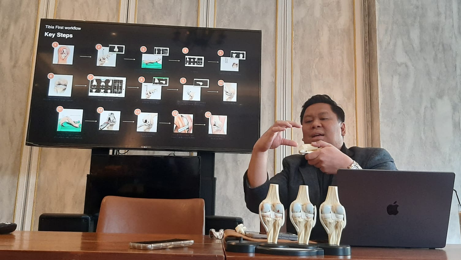 Eka Hospital Tawarkan Teknologi Terbaru Operasi Lutut Konsultan Lutut & Pinggul Eka Hospital BSD, dr. Ricky Edwin P Hutapea, Sp.OT (K) saat memberikan penjelasan tentang permasalahan lutut. Foto : Ist