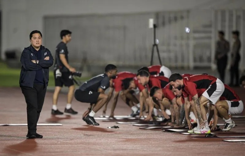 Ketum PSSI Erick Thohir saat melihat latihan Timnas di Stadion Madya. Foto : Ist
