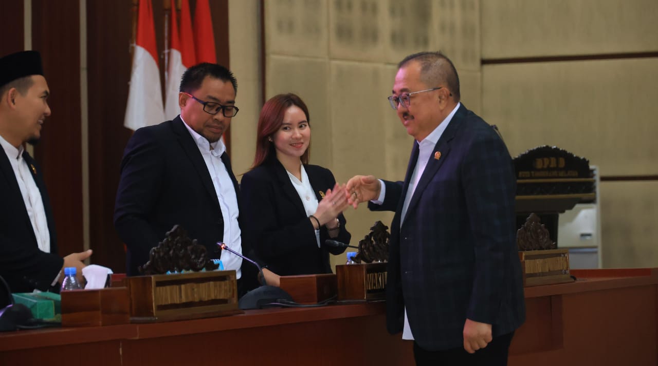 Fraksi Demokrat Apresiasi Realisasi Anggaran Capai 95 Persen Ketua Fraksi Demokrat Rizki Jonis (kanan) saat memberikan pandangan umum atas Raperda Pertanggungjawaban Pelaksanaan APBD 2024, Senin (23/6).