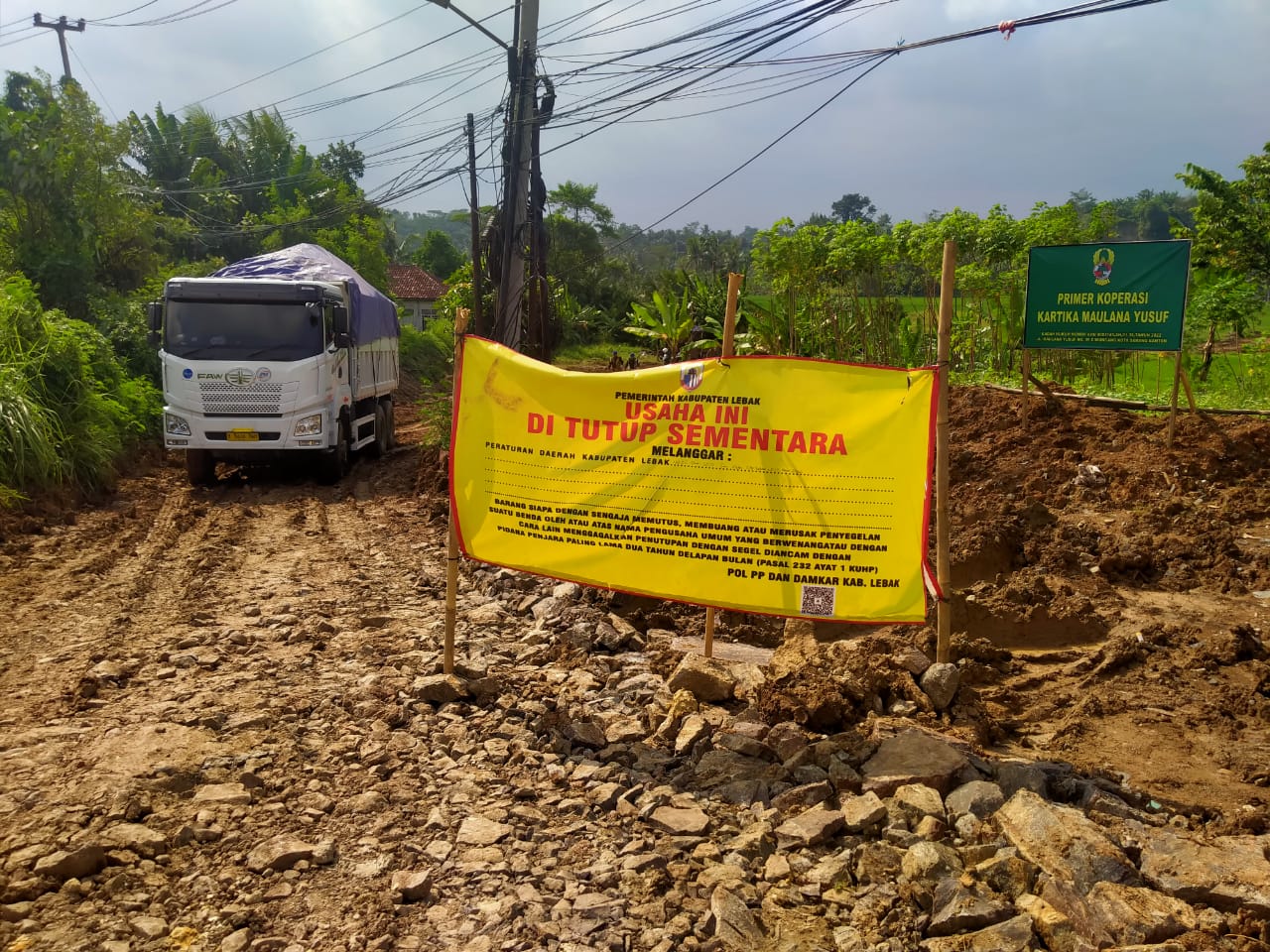 Gegara Tanah Berceceran, Pengendara Motor Berjatuhan Galian C di Desa Kaduagung Tengah, Kecamatan Cibadak, Kabupaten Lebak, yang diduga ilegal, telah disegel sementara oleh pihak Satpol PP Lebak, Senin (30/6).