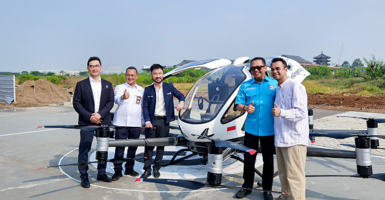 Indonesia Siap Menyongsong Era Baru Transpotasi Udara Ujii terbang EHang 216-S (EH216-S) berpenumpang di kawasan Pantai Indah Kapuk 2. Foto : Ist