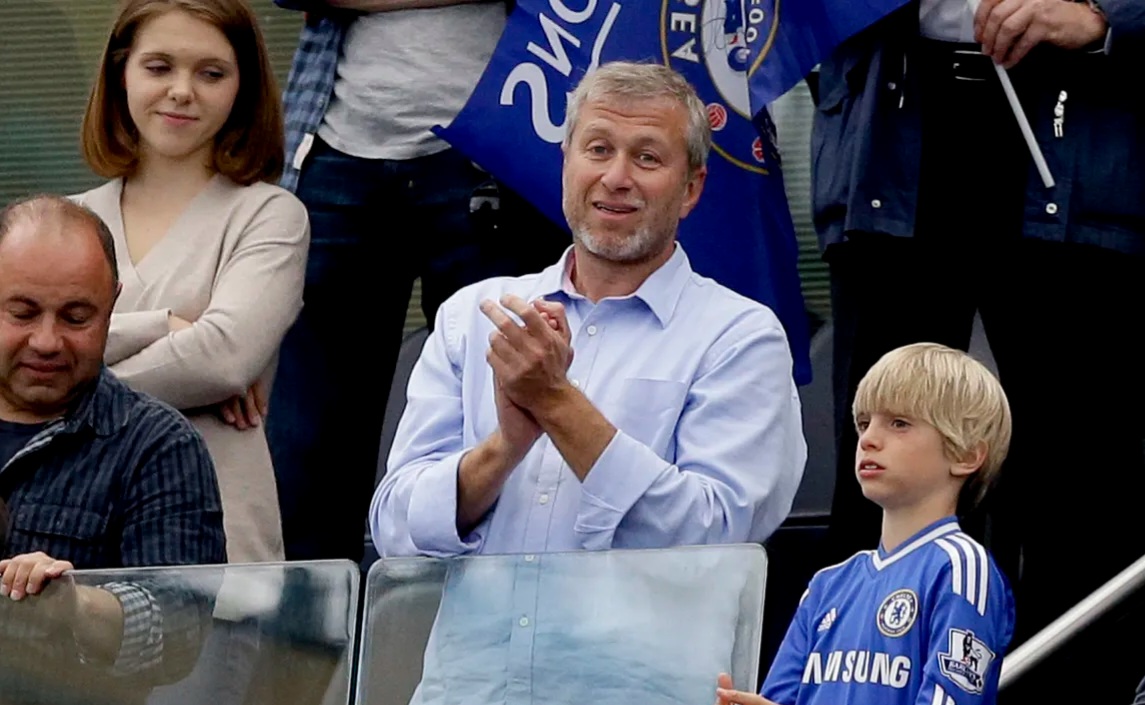 Roman Abramovich (tengah) mantan pemilik Chelsea. Foto : Ist
