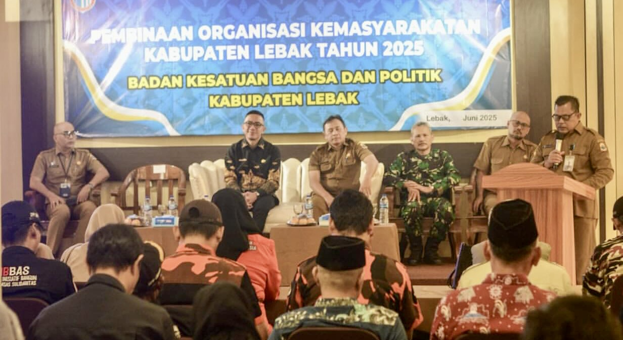 Kepala Kesbangpol Kabupaten Lebak, Sukanta sedang memberikan sambutan pada acara pembinaan Ormas di Kabupaten Lebak, di salah satu hotel di Rangkasbitung, kemarin.