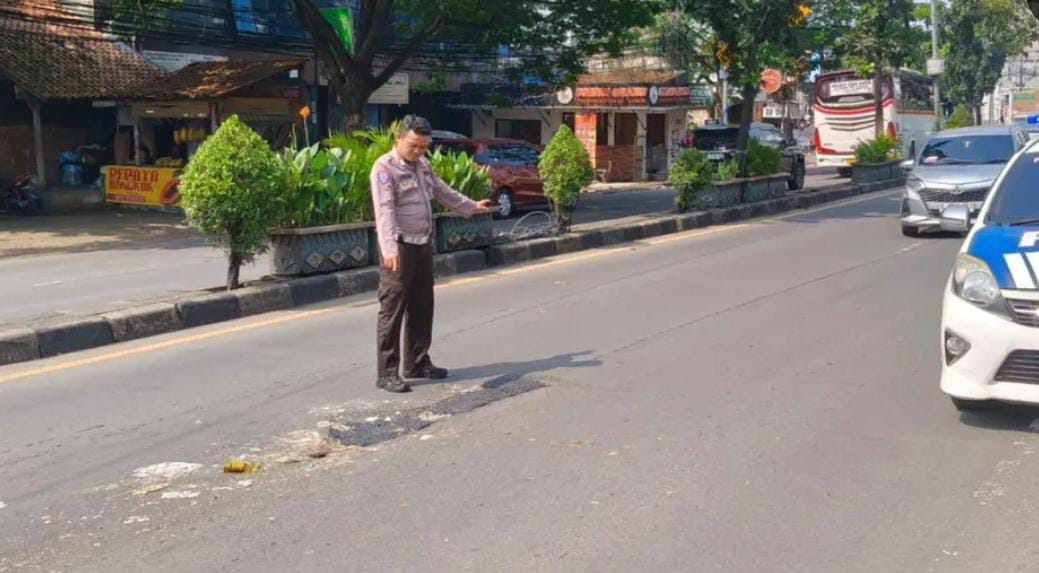 Jalan Berlubang, Polisi Gerak Cepat Ambil Tindakan di Ciputat Foto : Ist