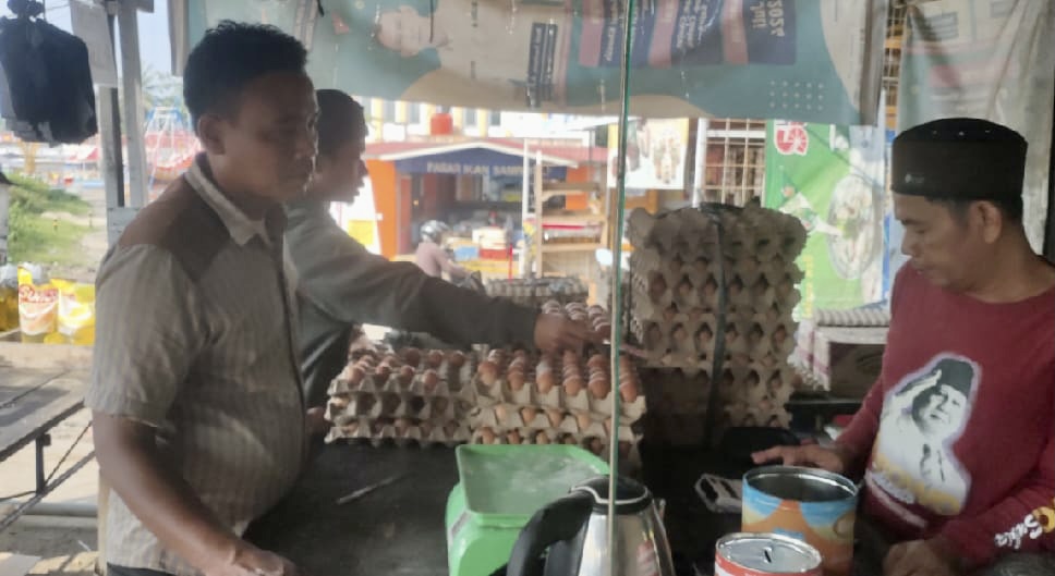 Salah seorang pedagang telur di wilayah Pasar Rangkasbitung, Kabupaten Lebak, sedang melayani para pembeli, Senin (2/6).