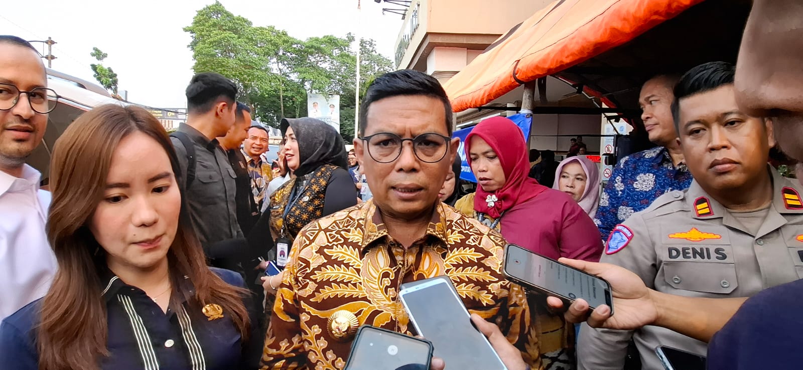 Jelang Pengumuman SPMB, Andra Soni Minta Orang Tua Tak Paksakan Anaknya Sekolah di SMA Negeri Gubernur Banten Andra Soni saat konferensi pers. Foto : Rahman/TP