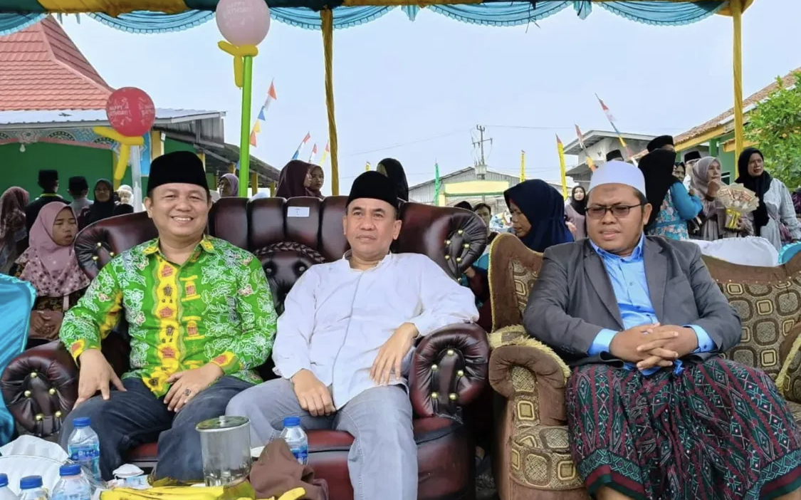 Ponpes La-Tahzan Berkontribusi Dalam Membangun Kabupaten Lebak Kabag Kesra Setda Lebak, lyan Fitriana didampingi Kabag Informasi dan Komunikasi Publik Dinas Kominfo SP Sehabudin, sedang menghadiri acara Milad Ke-11 Pondok Pesantren La-Tahzan, kemarin.