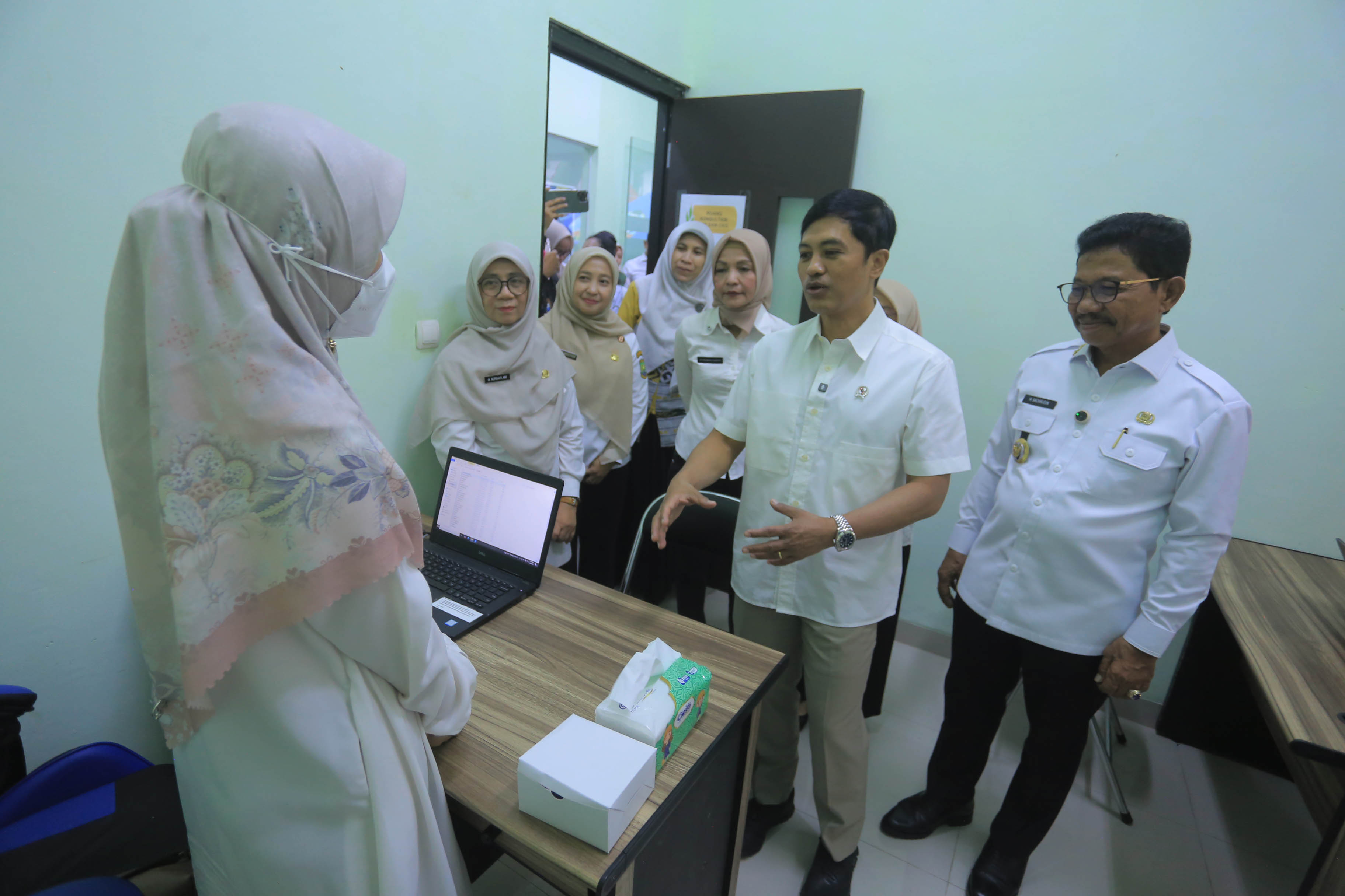 Wakil Menteri Kesehatan (Wamenkes) Republik Indonesia (RI), Prof dr Dante Saksono Harbuwono saat menghadiri acara Dialog Interaktif Gerakan Bersama Kelurahan Siaga TBC, Rabu (18/6) di  GOR Kecamatan Benda, Kota Tangerang.