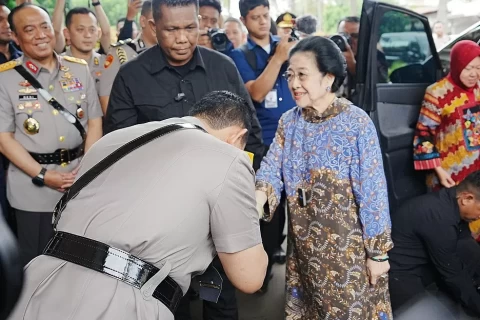Kapolri Beri Hormat Dan Cium Tangan Megawati Kapolri Jenderal Listyo Sigit saat menyambut Mantan Presiden Megawati di kediaman Ibu Mery Hoegeng. Foto : Ist