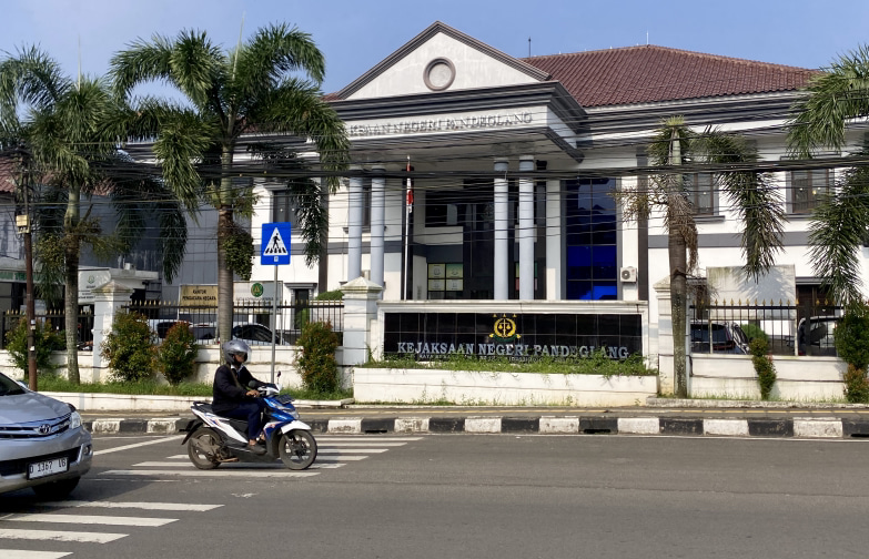 Kejari Telusuri Temuan Di Setwan Pandeglang Para pengendara dari arah Serang-Pandeglang sedang melintas di depan Gedung Kejari Pandeglang, Senin (23/6).
