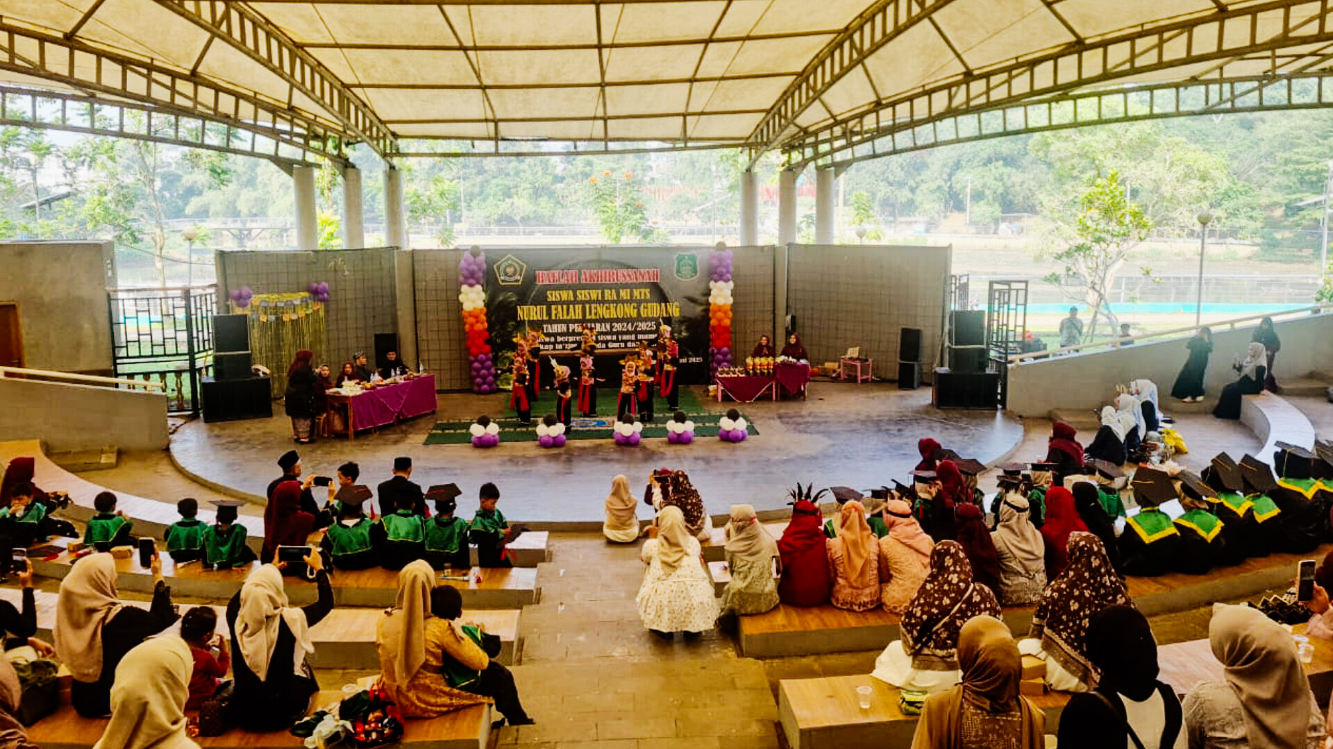 Keseruan Siswa RA Nurul Falah Tampilkan Berbagai Kreasi Seni & Budaya di Ajang Haflah Akhirussanah Acara berlangsung di Gedung Amphitheater Gelanggang Seni dan Budaya Taman Jaletreng, Serpong, Senin (16/6). (tangselpos.id/irm)