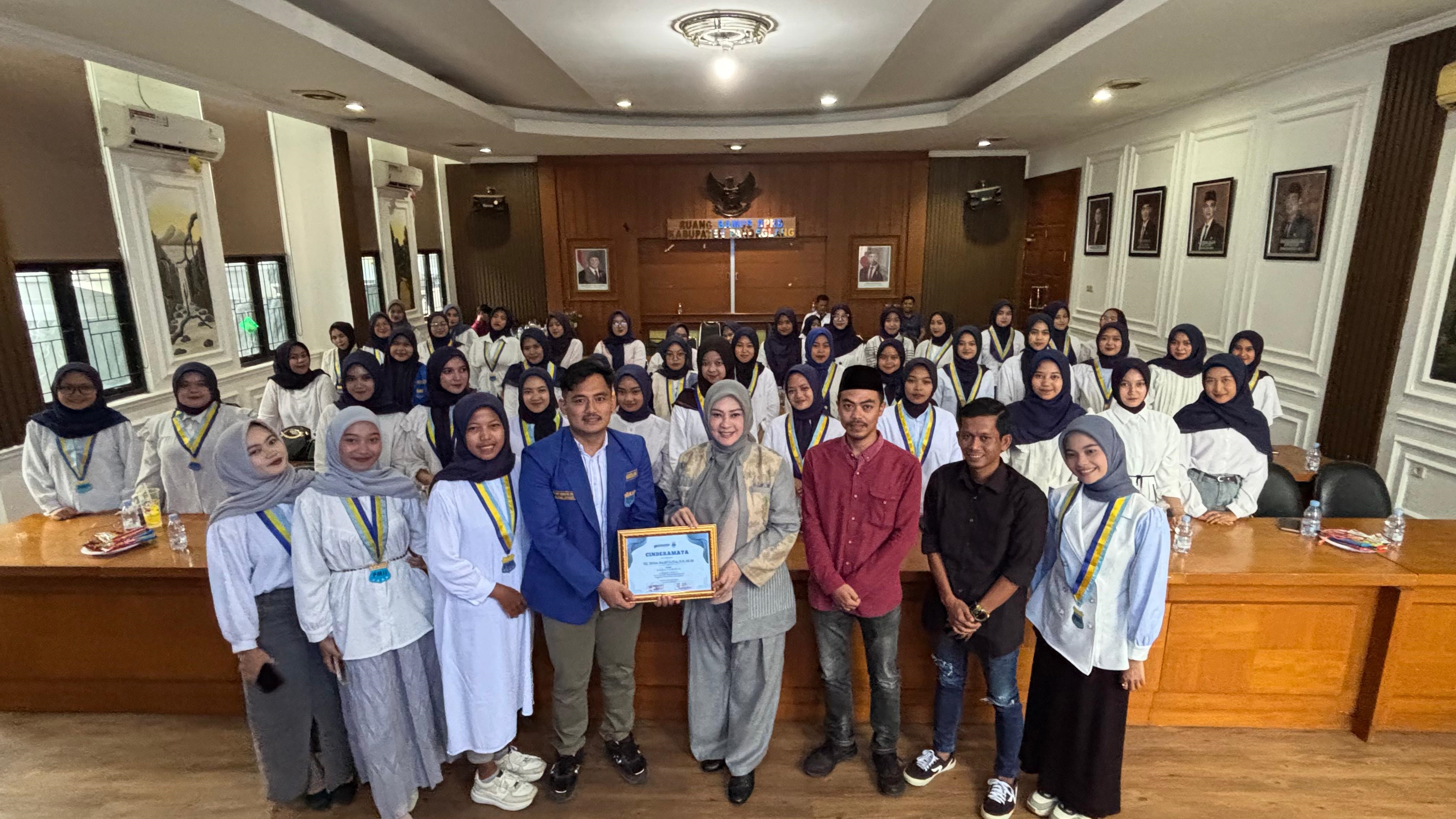 Ketua Kopri : Perempuan Harus Manfaatkan Digital Ketua BKOW Provinsi Banten, Irna Narulita sedang menerima sertifikat penghargaan dari Ketua PC Kopri PMII Pandeglang, yang disaksikan seluruh kader Kopri PMII di ruang Bamus DPRD Pandeglang, Jumat (13/6).