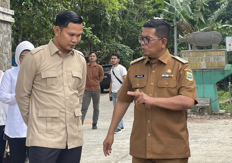 Kinerja Andra-Dimyati Dinilai Totalitas Untuk Rakyat Wakil Ketua I DPRD Pandeglang Fikri Pebriansyah sedang berbincang-bincang dengan Gubernur Banten Andra Soni, saat meninjau pembangunan jalan di Ujung Kulon, Pandeglang, beberapa waktu lalu.