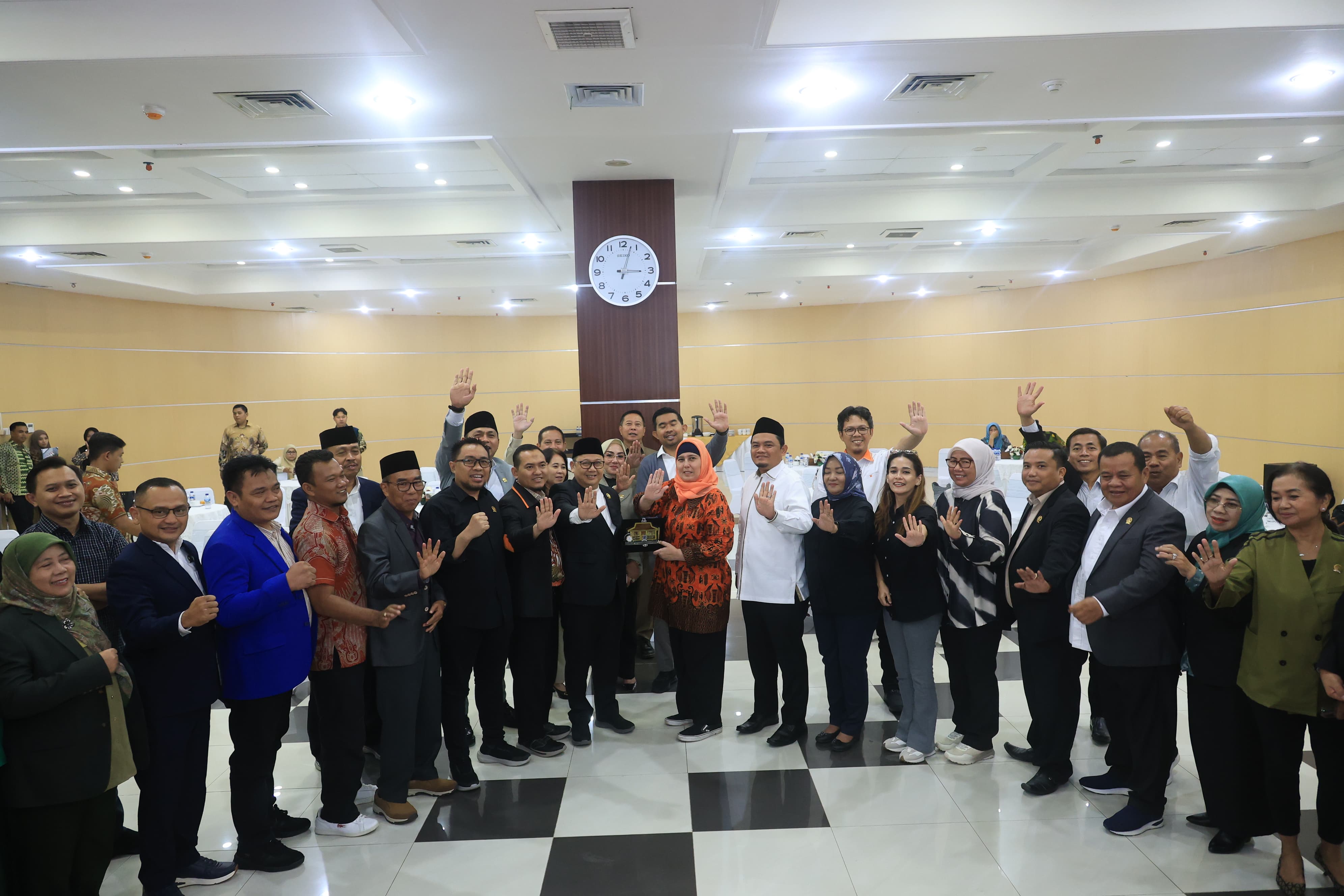 KPK Sosialisasi Pengendalian Gratifikasi Ke DPRD Tangsel KPK lakukan kegiatan sosialisasi pencegahan korupsi di lingkungan DPRD Kota Tangsel. Foto : Ist