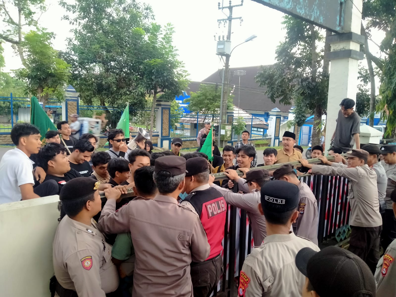 Kumala Demo DPUPR Lebak Terkait Kelebihan Pembayaran Proyek Senilai Rp 6,8 M Keluarga Mahasiswa Lebak (Kumala) melakukan aksi unjuk rasa di depan Kantor DPUPR Lebak, Senin (30/6/2025).(Istimewa)