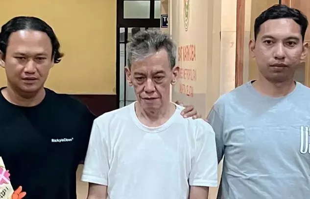 Mantan Sopir Fariz RM Mengaku Disuruh Beli Narkoba Penyanyi Fariz RM (tengah) untuk keempat kalinya. Foto : Ist