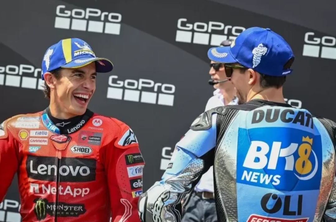 Marc Marquez (kiri) dan Alex Marquez (kanan) usai MotoGP Aragon 2025. Foto : Ist