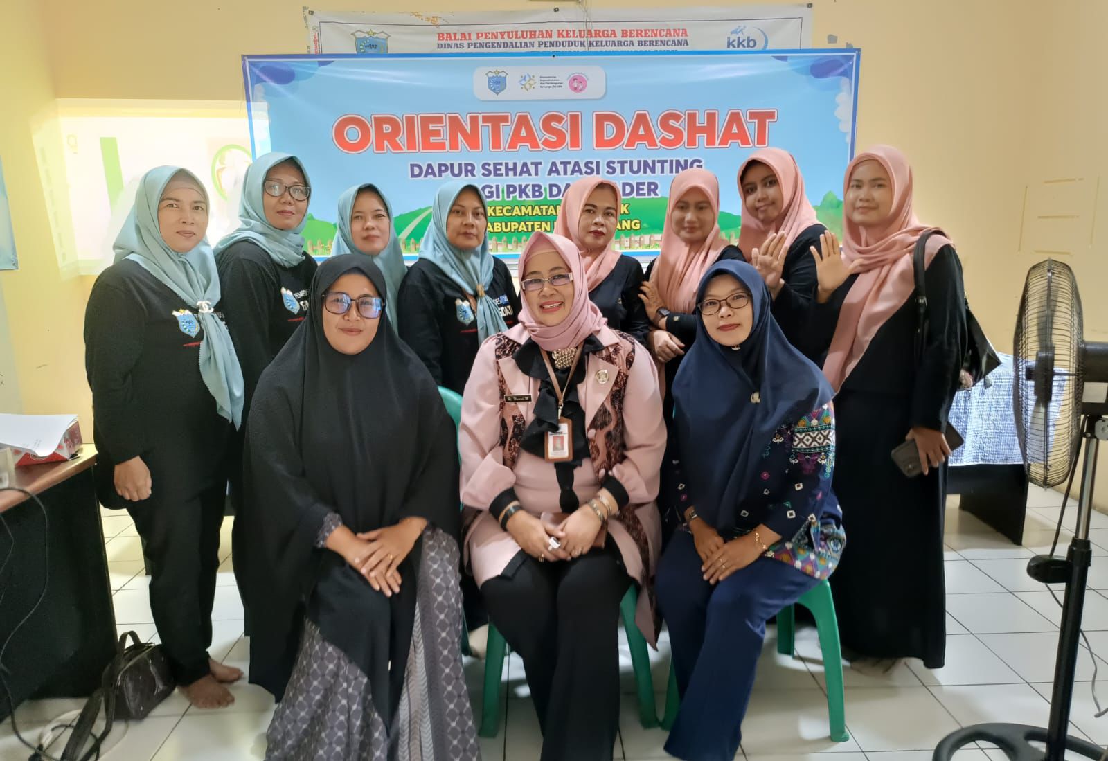 Masyarakat Diminta Menyadari Penting Fungsi Keluarga Plt Kadis DP2P3A Pandeglang, Nuriah sedang foto bersama dengan para peserta Orientasi Dashat di Aula Kecamatan Cimanuk, Kabupaten Pandeglang, beberapa waktu lalu. Foto : Ist