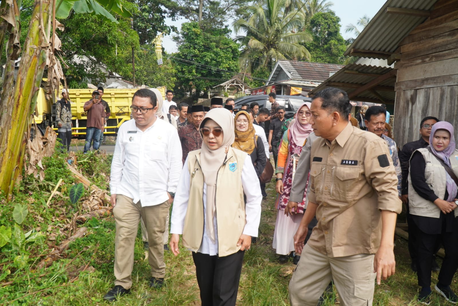 Masyarakat Dukung Wacana Pembangunan RSUD Cibaliung Bupati Pandeglang, R. Dewi Setiani dan jajaran pejabat daerah, saat meninjau ke Kecamatan Cibaliung,Jumat (13/6/2025).(Istimewa)