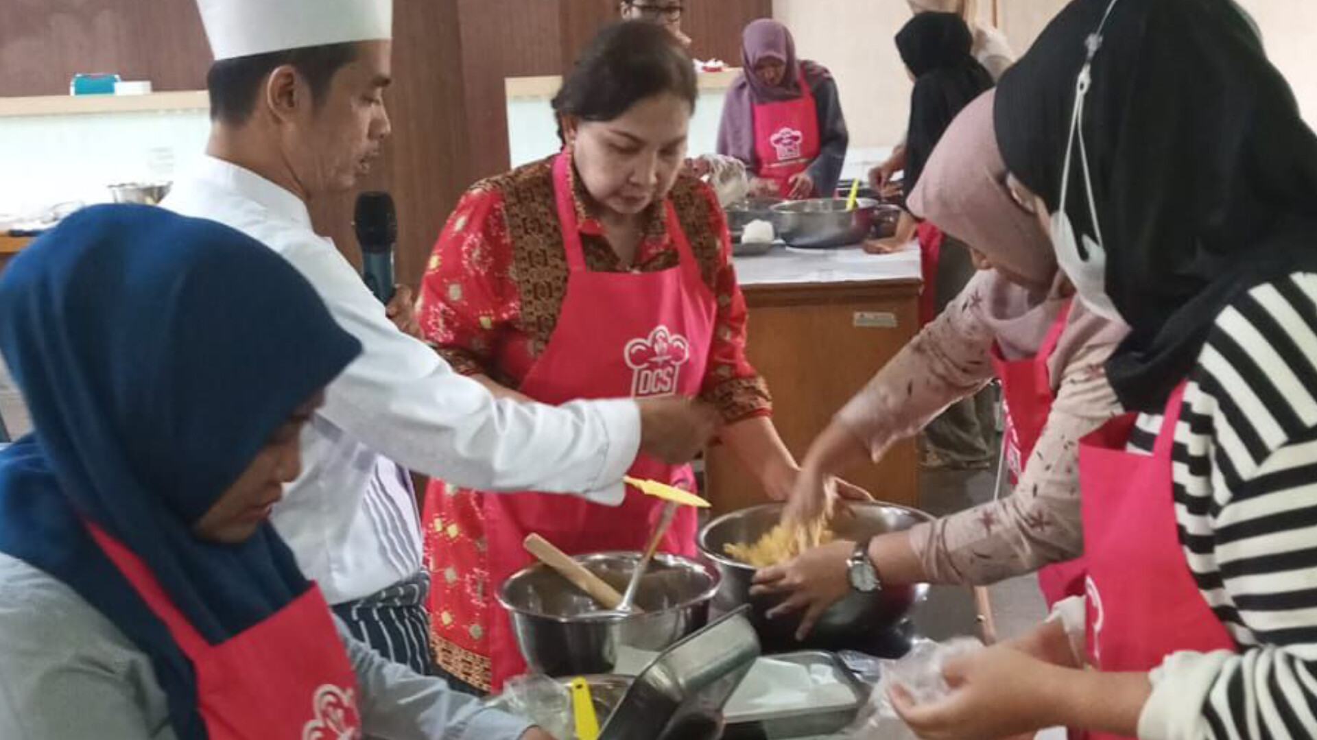 Mengintip Antusias Warga Ciputat Berlatih Bikin Kue, Jadi Bekal Ibu-ibu Buka Peluang Usaha Pelatihan berlangsung di Aula Kecamatan Ciputat, Tangerang Selatan (Tangsel), Sabtu (14/6). (tangselpos.id/rmn)