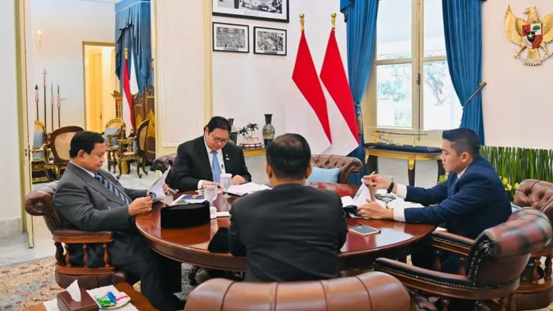 Menko Airlangga Beberkan Poin Penting Ratas Dengan Presiden Rapat terbatas Menko Airlangga bersama Presiden Prabowo di Istana Negara. Foto : Ist