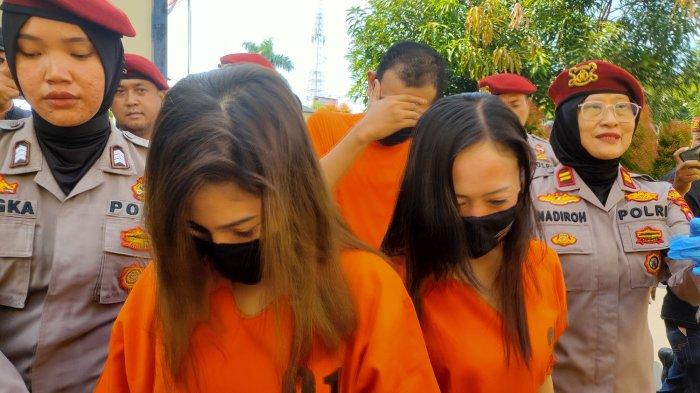 Miris, Banyak Ibu Rumah Tangga Direkrut Jadi Pengedar Narkoba 2 wanita pengedar narkoba di Cirebon. Foto : Ist